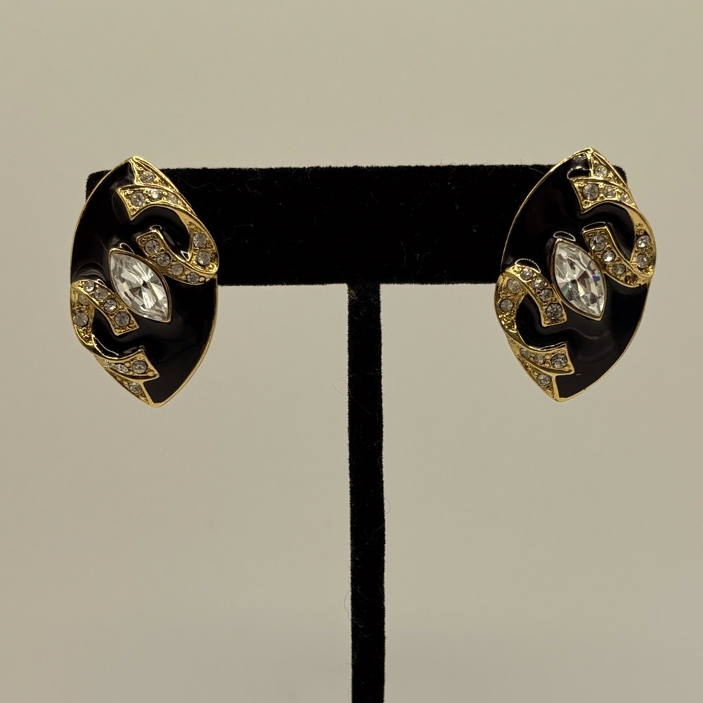 ✨ Trifari Chic Statement Earrings ✨